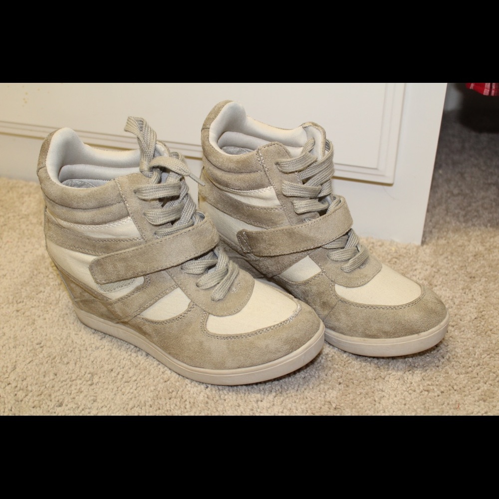 Wedge tennis shoes